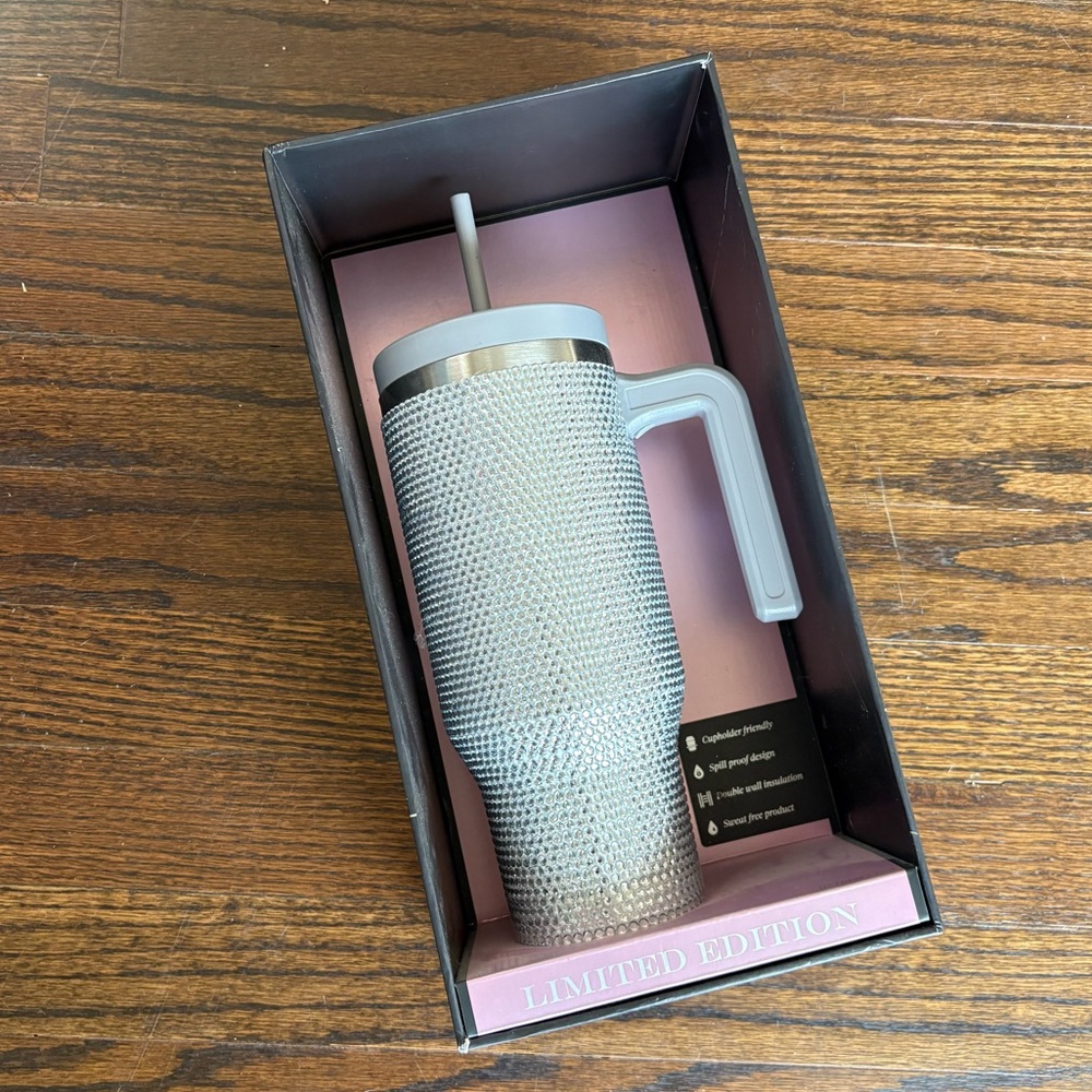 NWT Hydra Peak Limited Edition Crystal Rhinestone Tumbler “Spill Proof Lid”